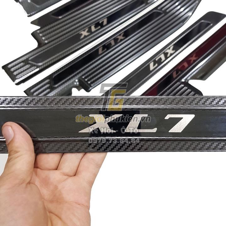 BỘ SẢN PHẨM Nẹp bước chân và ốp chống trầy cốp Suzuki XL7 - Mẫu vân Carbon