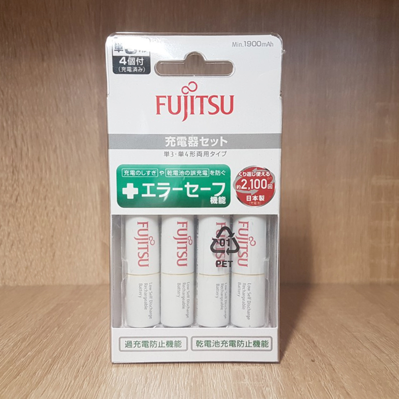 Box sạc kèm 4 pin AA Fujitsu HR-3UTC 1900mAh hàng nội địa box Nhật - made in JAPAN (trắng) Hàng Nhập Khẩu