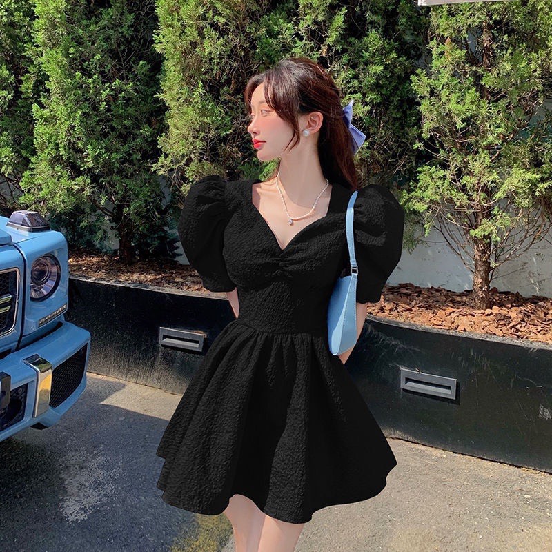 Váy Xốp Hoa Nổi Cổ Tim Cúc Ngực Dáng Xoè