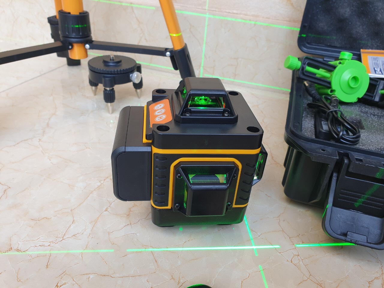 Máy cân mực lazer 16 tia xanh 3D - 360 độ,có điều khiển từ xa, tặng kèm chân máy 1,2m và giá treo, phục vụ trong xây dựng, lắp đặt, trang trí nhà cửa