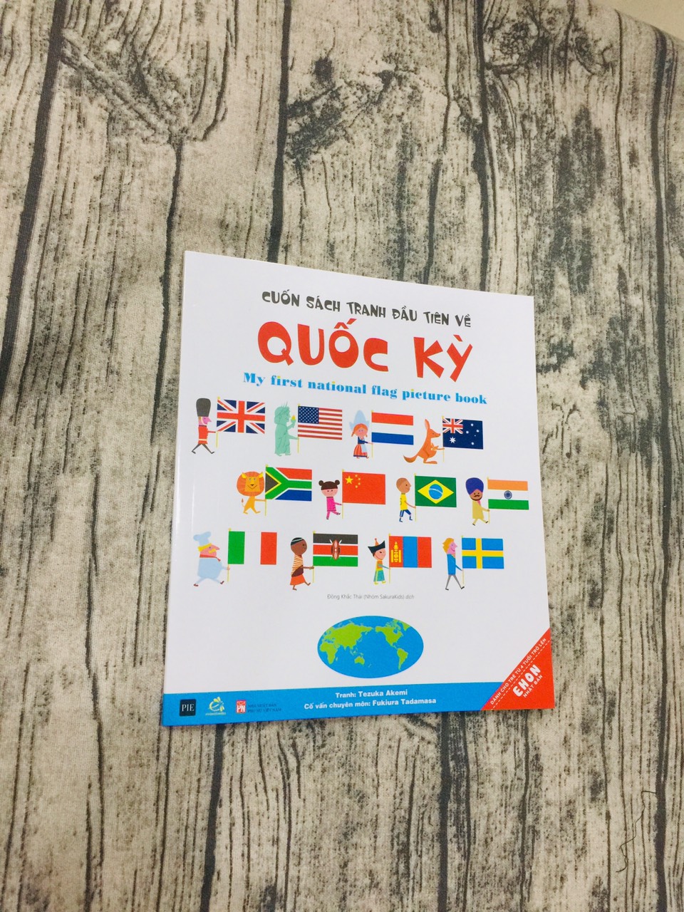 Cuốn sách tranh đầu tiên về Quốc kỳ