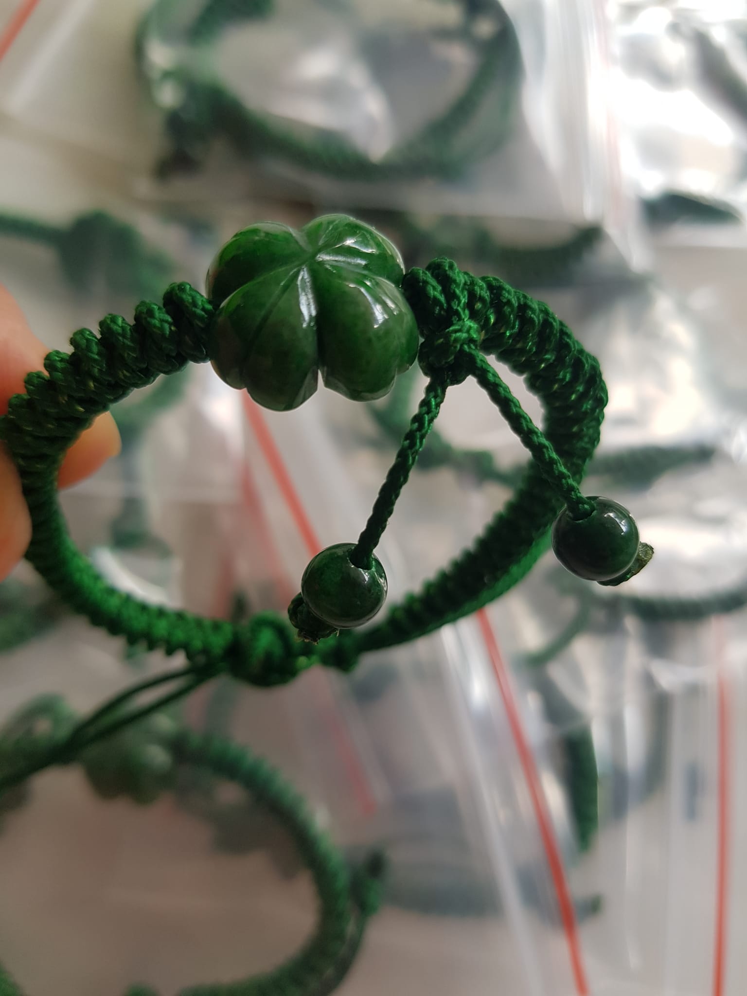 Vòng tay nữ kiểu charm cỏ 4 lá xanh đẹp Chất liệu hoa cỏ 4 lá phối dây xanh lá Hợp nữ mệnh mộc mệnh hỏa và thủy đeo ạ