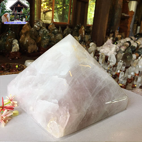Kim tự tháp đá thạch anh hồng tự nhiên T477 phong thủy nặng 4kg kích thước 16.5x15.5 (cm) – vật phẩm phong thủy may mắn
