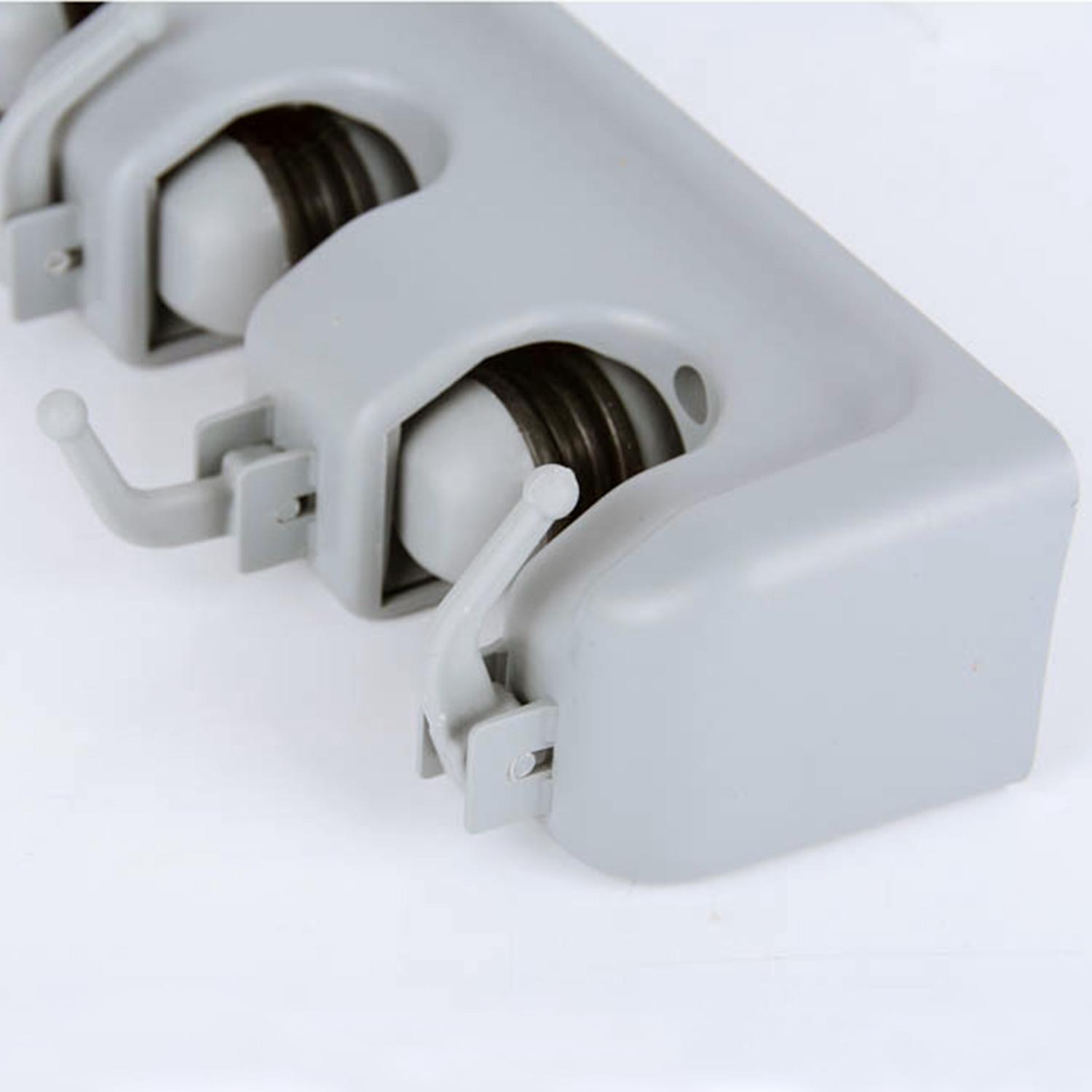 Giá đỡ cây lau nhà được làm bằng vật liệu PP và TPR, bền, không bị biến dạng, khả năng mang vác chắc chắn