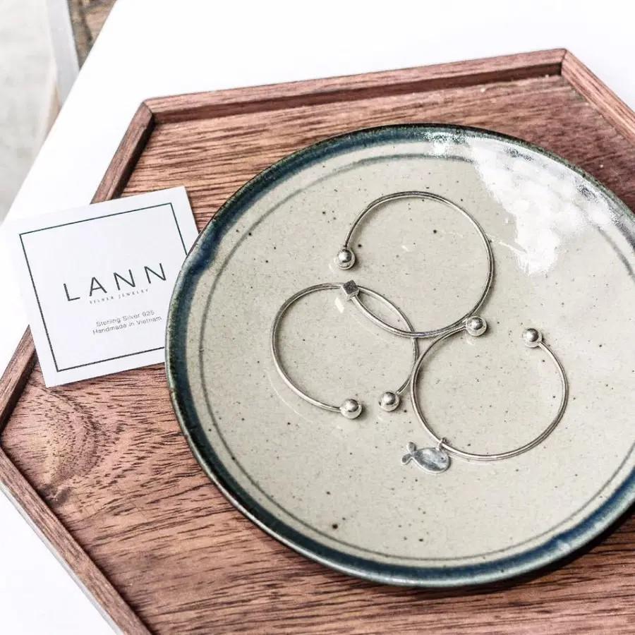 Kiềng hai đầu tròn charm cá heo S925 LANN