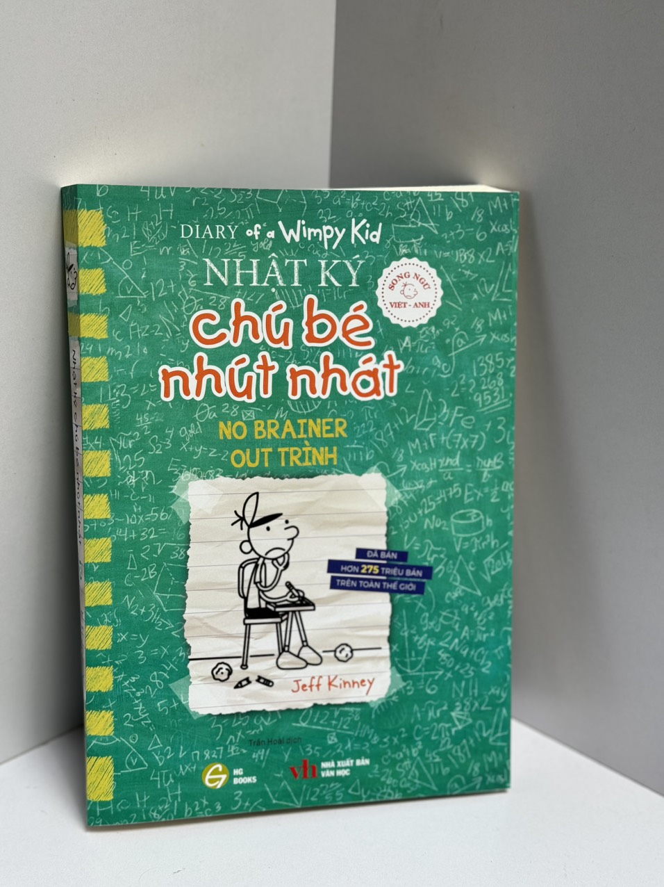 NHẬT KÝ CHÚ BÉ NHÚT NHÁT – OUT TRÌNH - Tiểu thuyết hay nhất thế giới về tuổi thơ suốt 01 năm - #1 Newyork Time Best Seller – Hà Giang Books