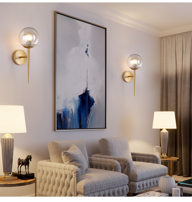 Đèn gắn tường trang trí hình quả cầu thủy tinh trong suốt.