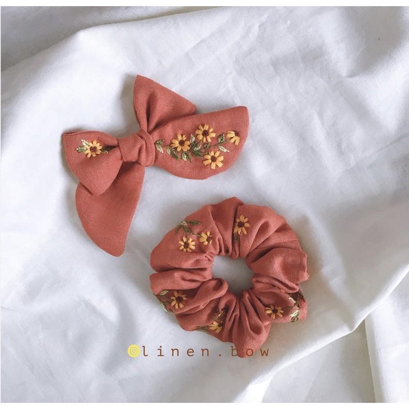 Nơ và scrunchies thêu hoa dã quỳ