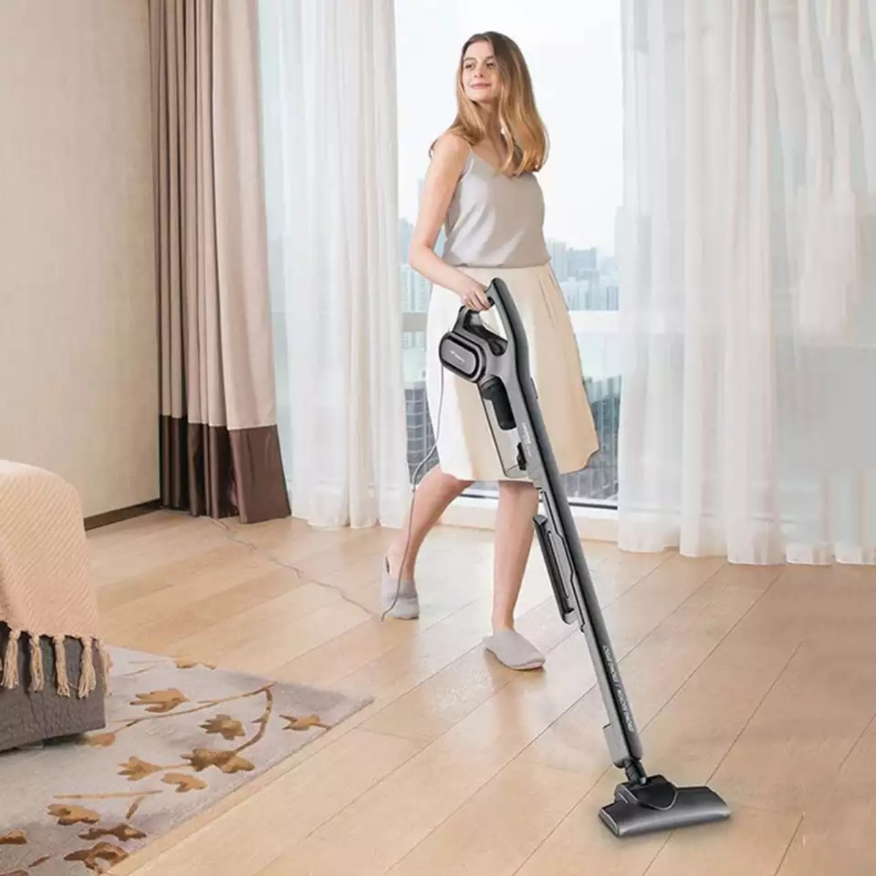 Máy hút bụi Deerma DX700S đi kèm phíc cắm đa năng