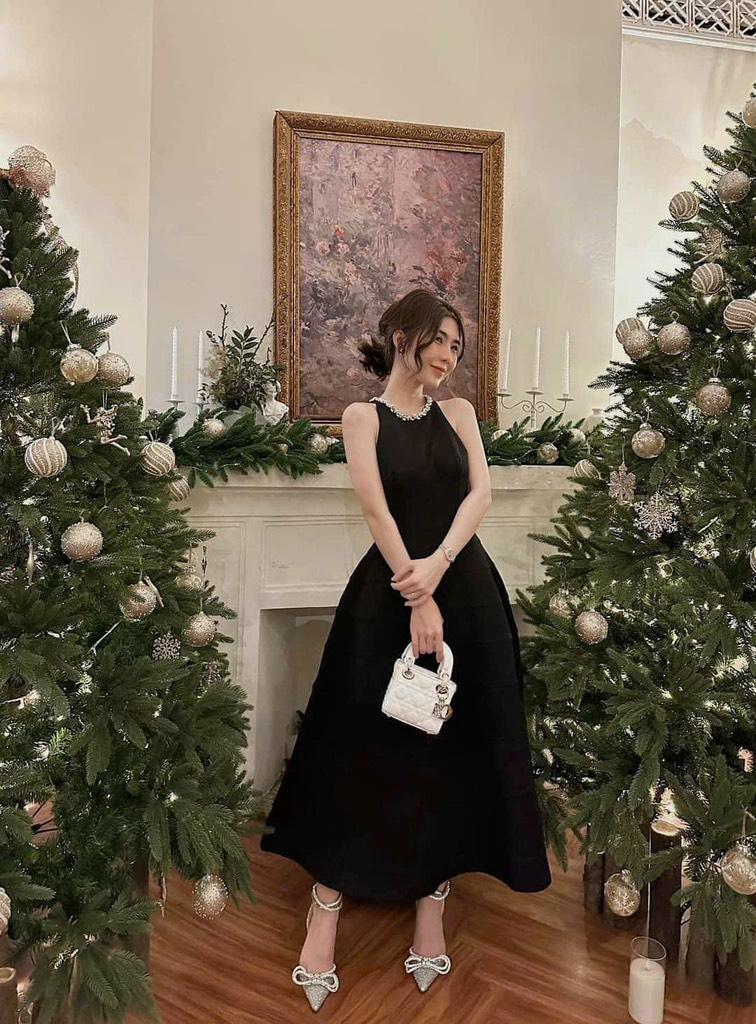 Đầm xoè cổ yếm đính đá