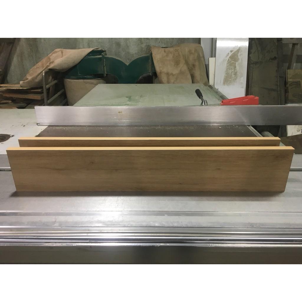 Kệ gỗ treo tường , kích thước 700x150mm, kèm phụ kiện lắp ráp.