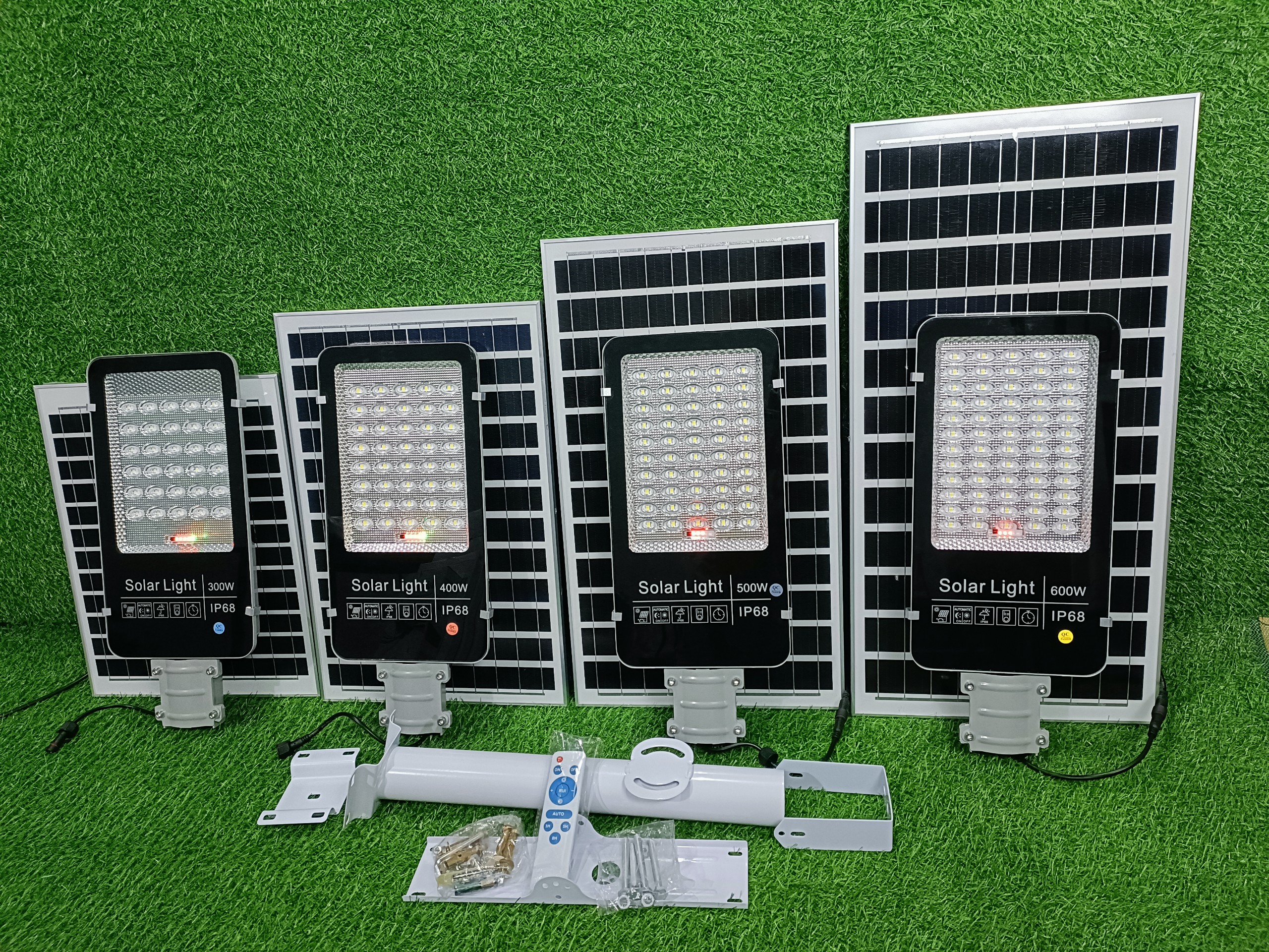 Đèn Năng Lượng Mặt Trời Bàn Chải 400W 500W 600W