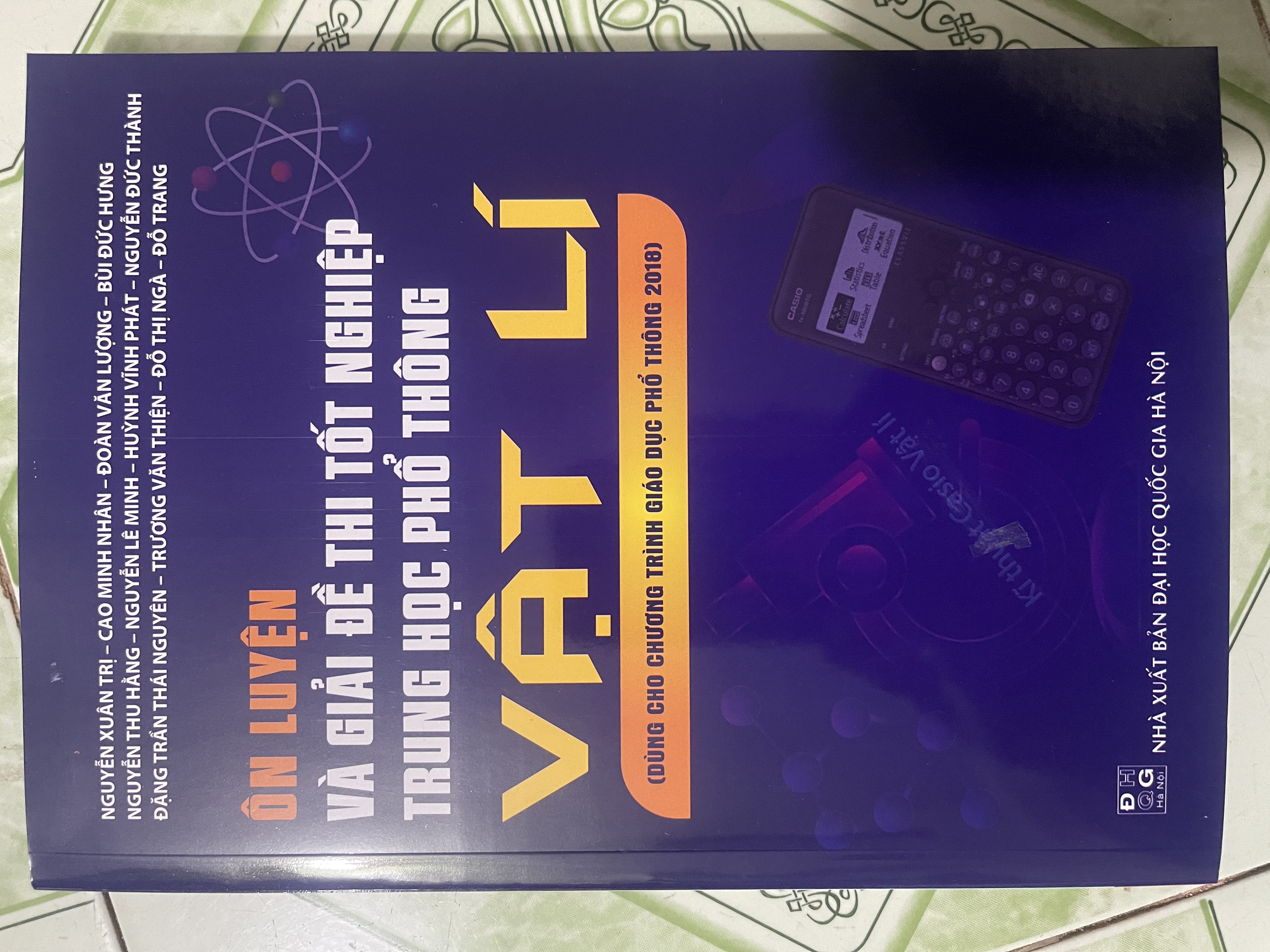 Sách Ôn luyện và giải đề thi tốt nghiệp THPT môn vật lí ( theo ct gd mới)