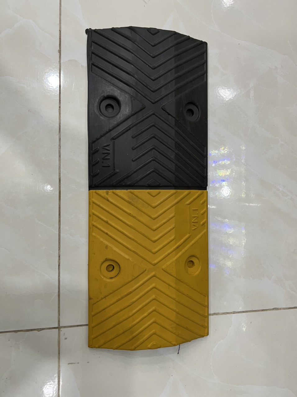 Gờ giảm tốc cao su Dài 50cm x Rộng 20cm x Cao 3cm đầy đủ phụ kiện.