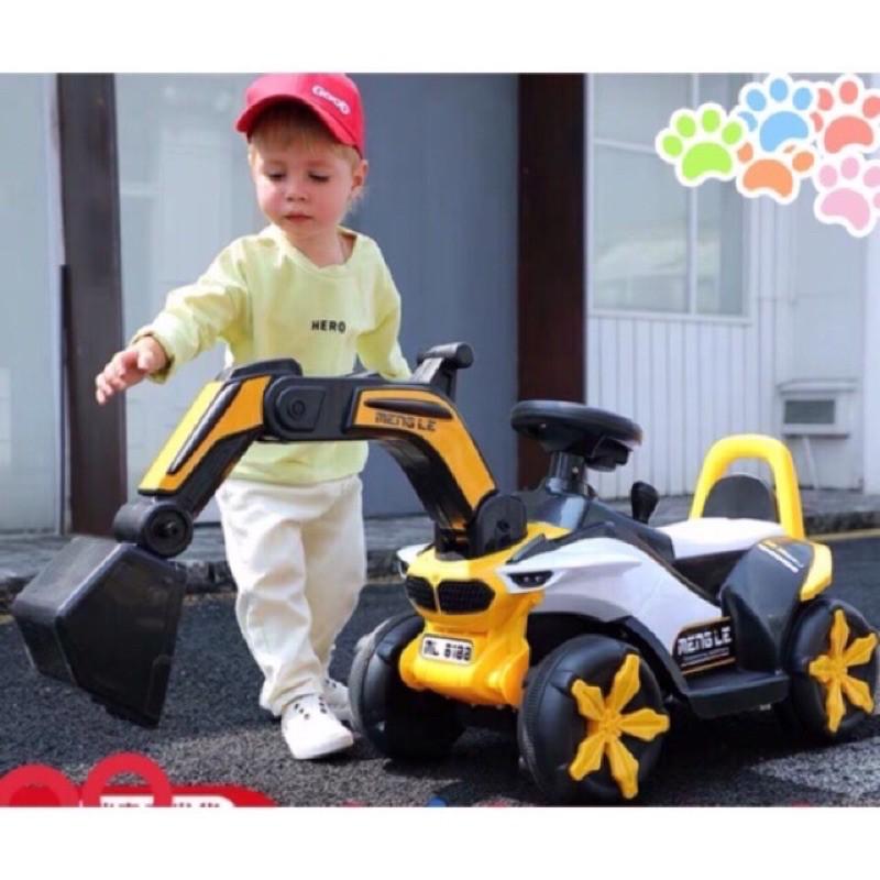 Xe cẩu ,chọi chân cho trẻ mục đát cát hoạt động ngoài trời