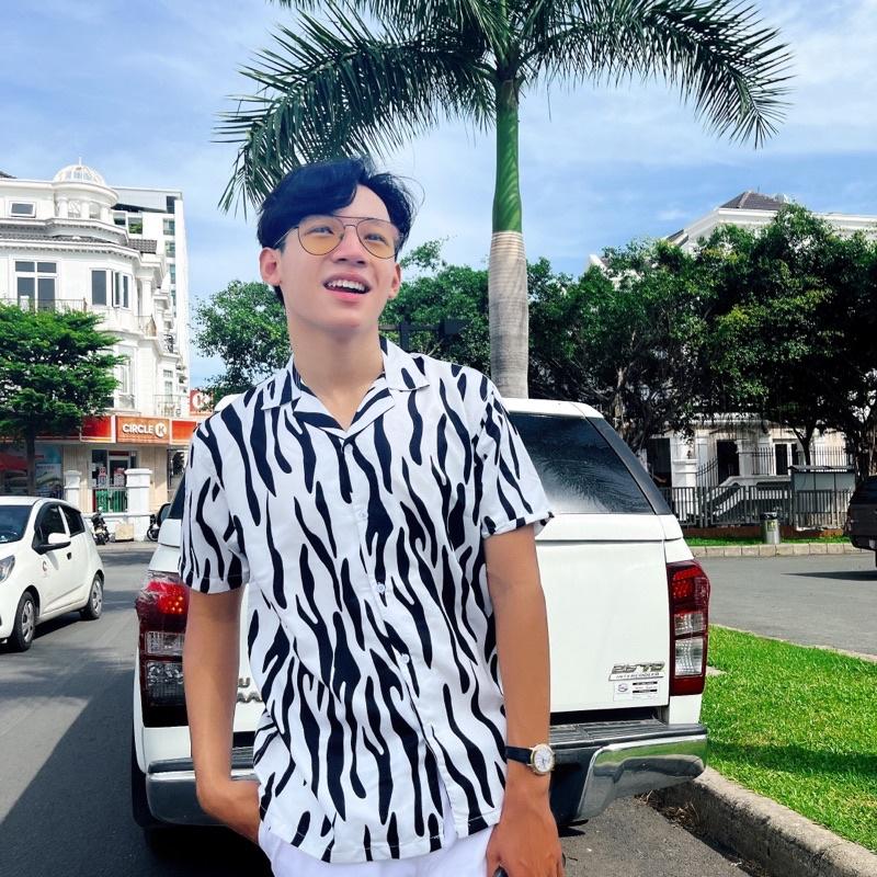 Áo Sơ Mi Nam Nữ Unisex Họa Tiết Trắng Đen Tay Ngắn, Chất Lụa Gân Dày Đẹp, Hàng Thiết Kế Mr.Smile 99 Shop