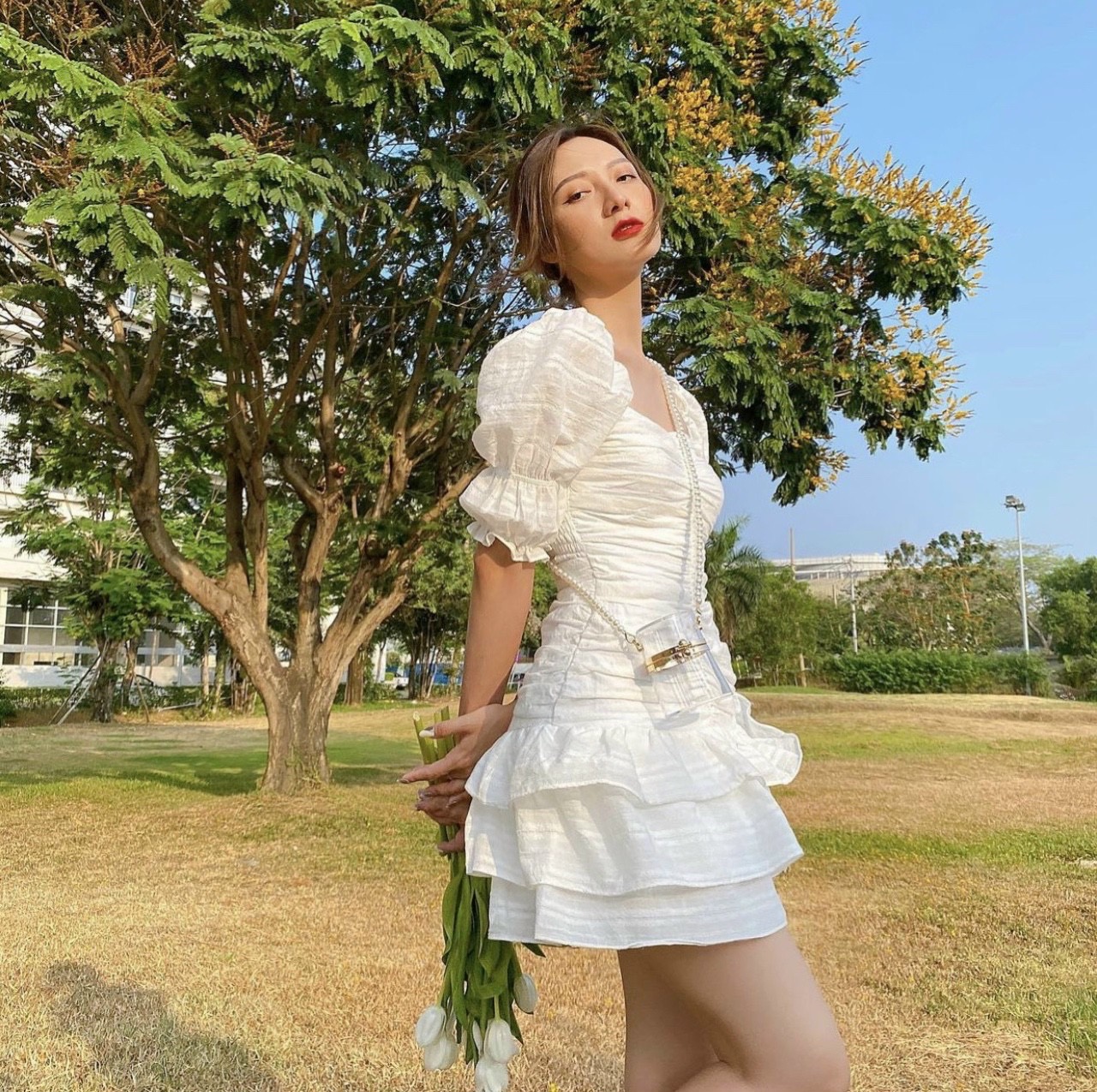 Đầm trắng nhún thân, rút dây thân tầng M.O.N Boutique