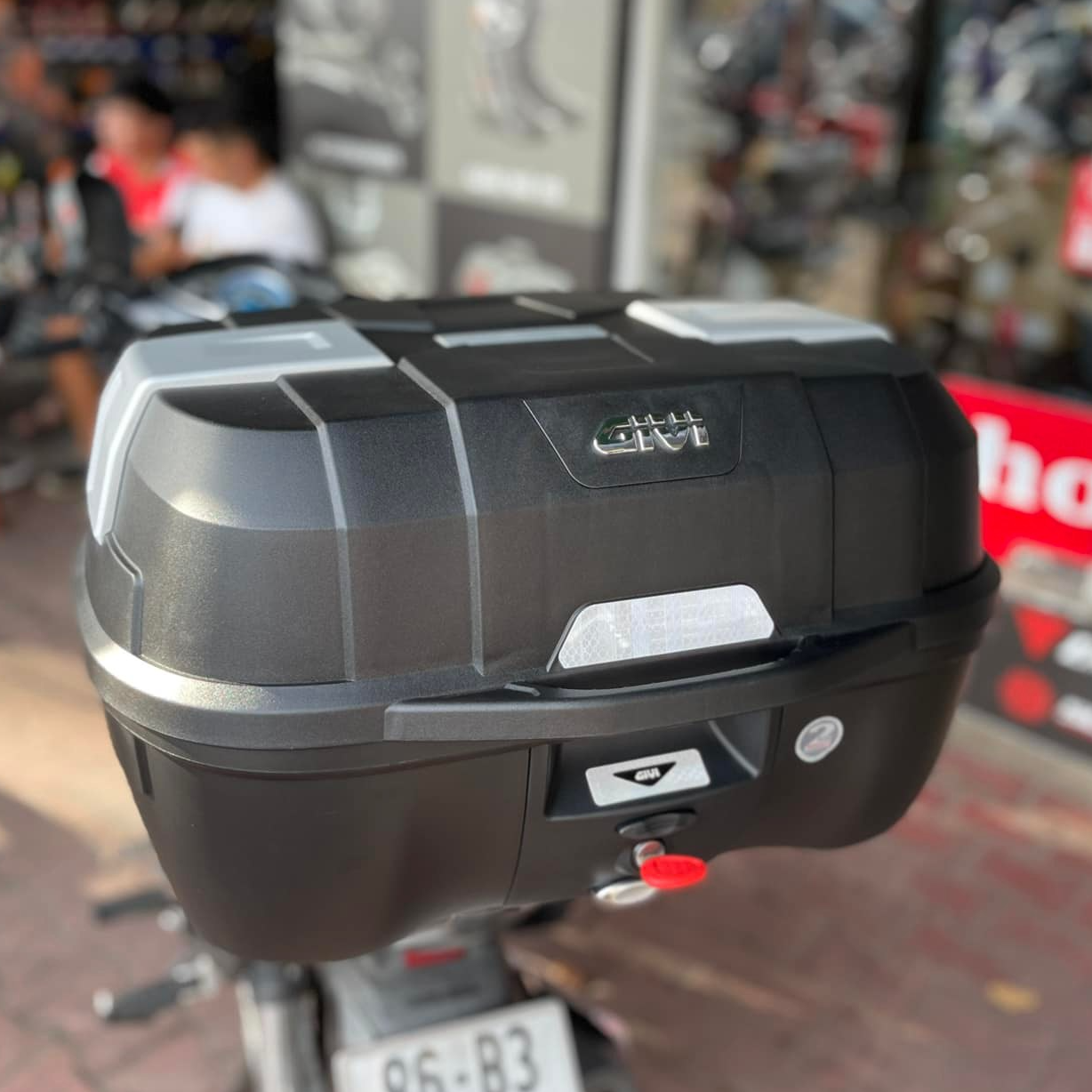 Thùng sau GIVI E45NM dung tích 45 lít kèm sẵn đế hàng chính hãng tiện lợi chở đồ