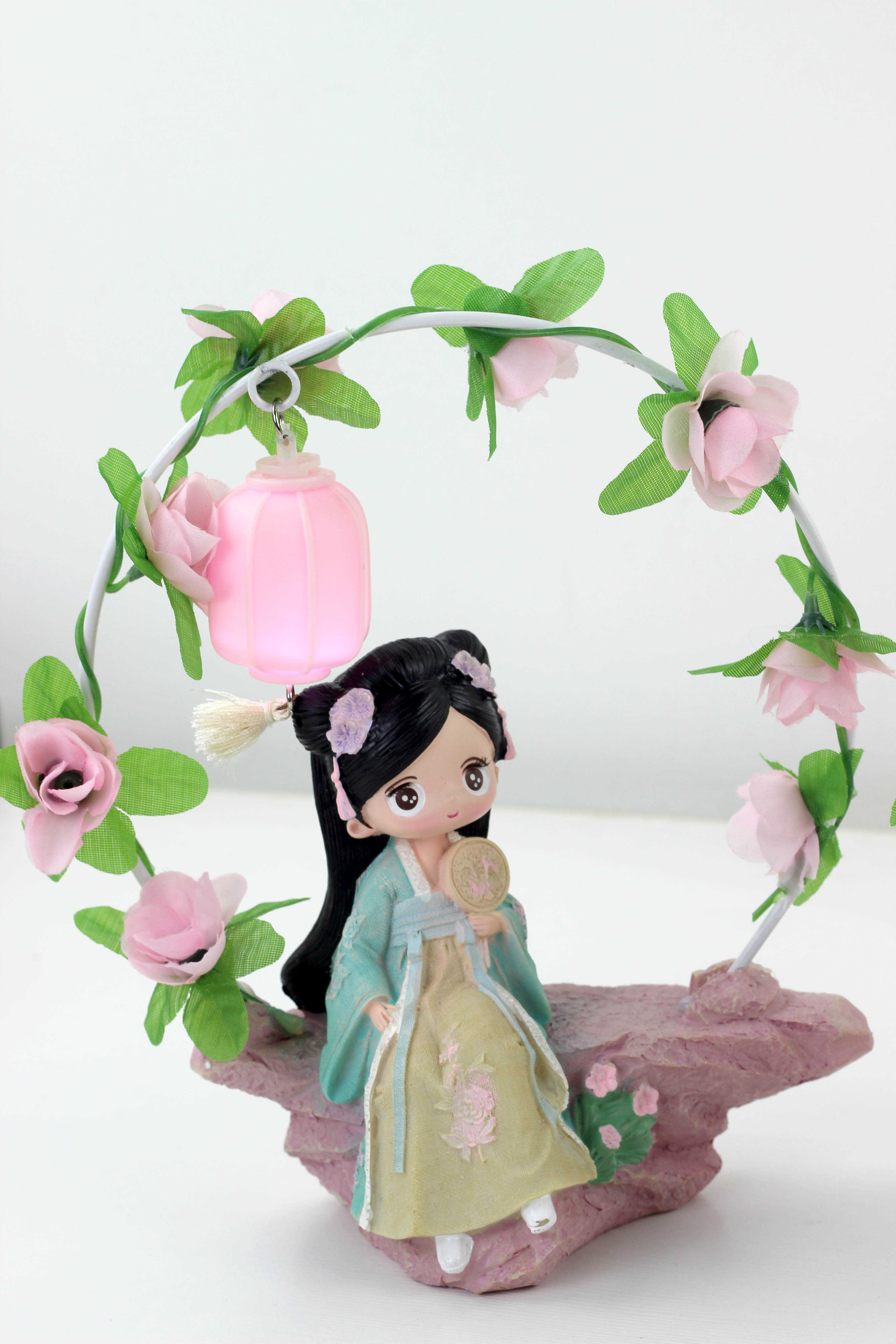 Tượng thiếu nữ cổ trang ngồi chơi dưới đèn,  tượng 3D sinh động.