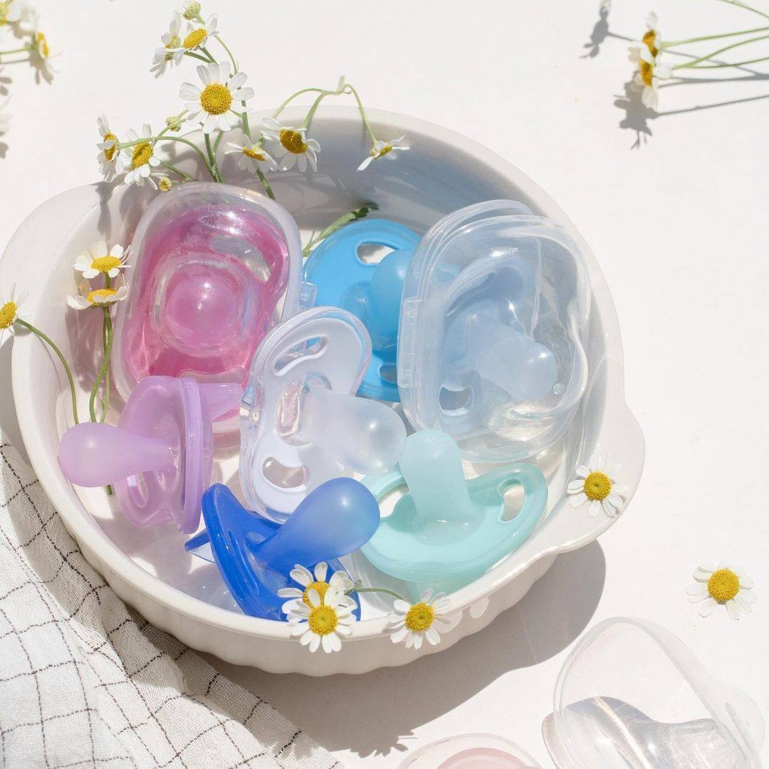 Ty ngậm silicon siêu nhẹ cho bé Tommee Tippee Ultra Light 6-18 tháng - Xanh dương/Trắng