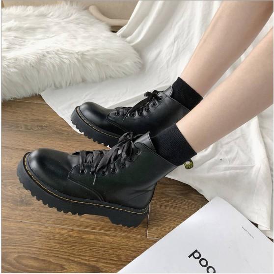 Giày phụ nữ kiểu Anh với đế giày dày