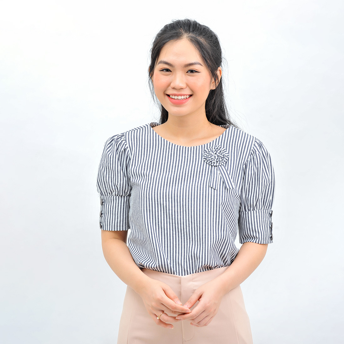 Áo kiểu nữ thời trang Eden dáng suông. Chất liệu cotton linen mềm mại, không nhăn. Màu sắc trẻ trung, họa tiết kẻ sọc phù hợp với mọi dáng người - ASM120