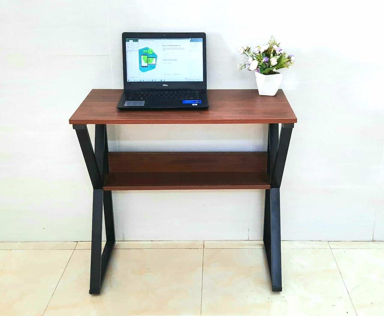 Bàn làm việc chân sắt.Chữ K.có kệ lửng. Chân đen mặt nâu. 80x40 cm