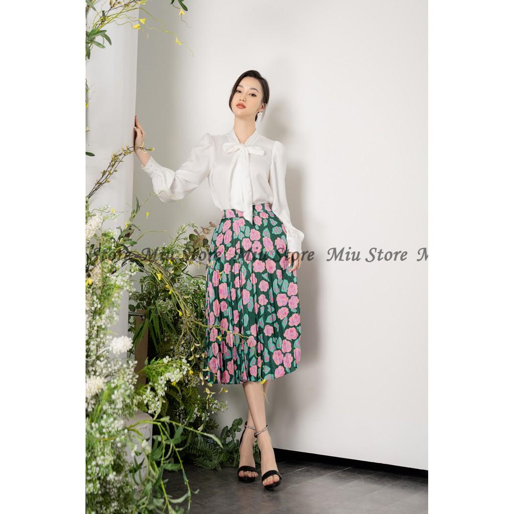 Set áo sơ mi lụa trắng dài tay kèm chân váy dập ly hoa