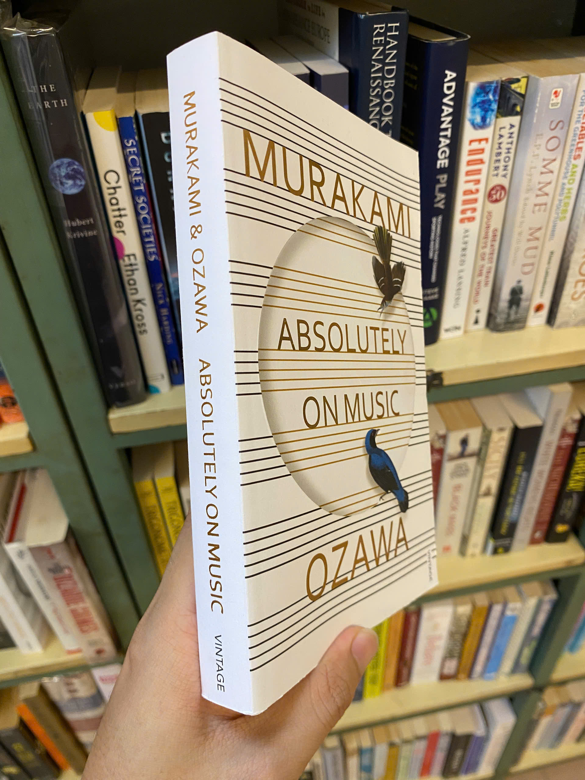 Sách - Absolutely On Music: Conversations with Seiji Ozawa by Haruki Murakami | Music Nonfiction / An intimate conversation about music and creativity / Ngoại văn Tiếng Anh