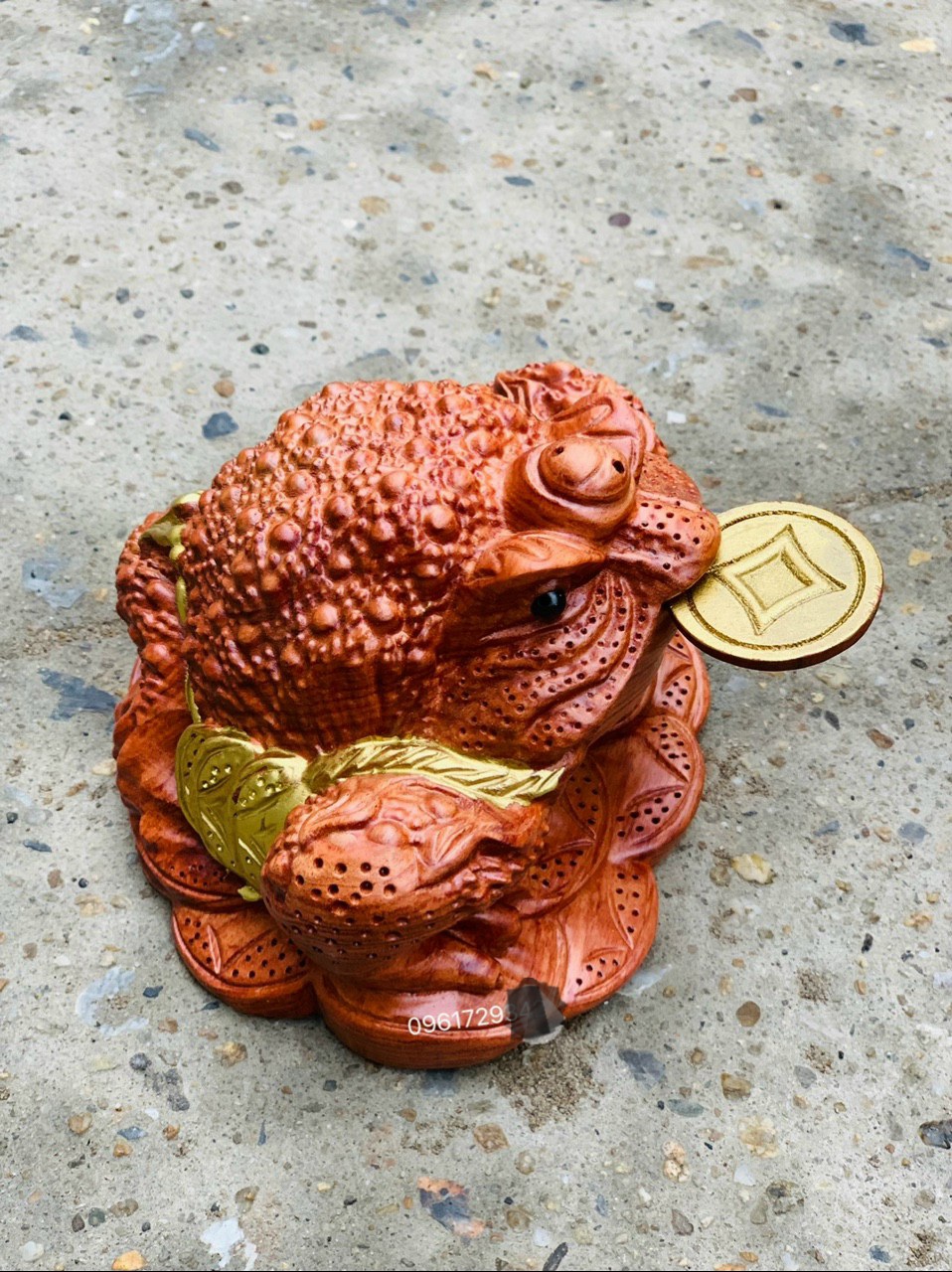 Tượng con cóc ngậm đồng tiền vàng bằng gỗ hương đá kt 15×14×10cm