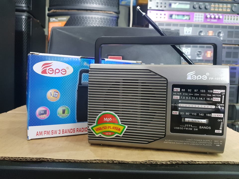 Đài Radio Fepe FP-1372U: Đài sạc pin. Thu sóng 3 kênh FM,AM,SW. Có cổng SD, USB, Thẻ nhớ