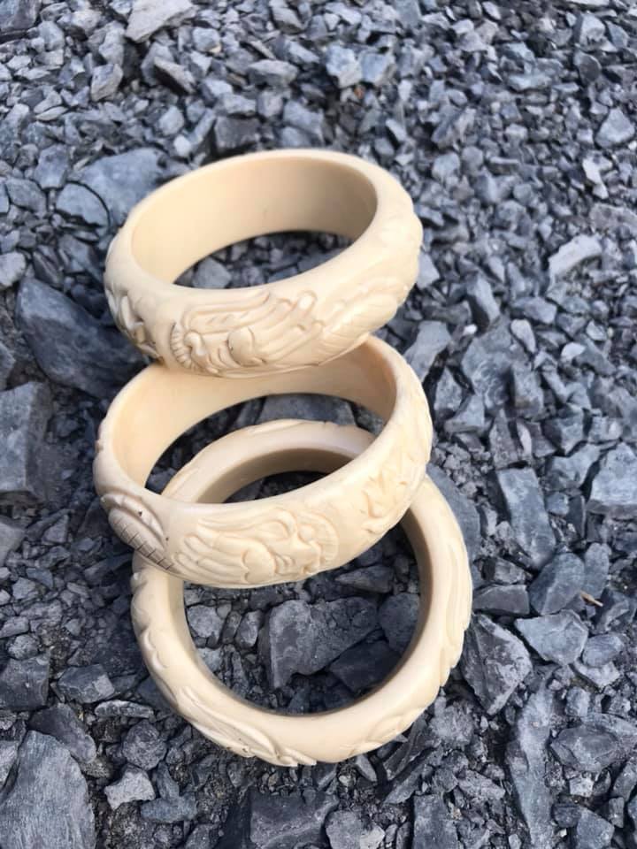 VÒNG TAY NAM TRẠM RỒNG GIẢ NGÀ HAY GỌI LÀ XƯƠNG MỸ NGHỆ SIZE VÒNG 65MM x CAO 25mm x DẦY 10mm VÒNG TRẠM 2 CON RỒNG LƯỢN DÀNH CHO CÁC ANH NAM TAY LỚN TRÊN DƯỚI 80KG ĐEO Ạ
