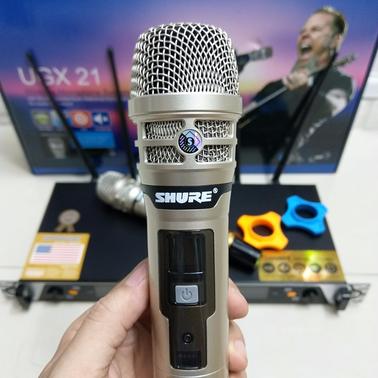 Micro Shure UGX21 2019 Karaoke Không Dây Gia Đình Main Đỏ IC - Hàng Nhập Khẩu