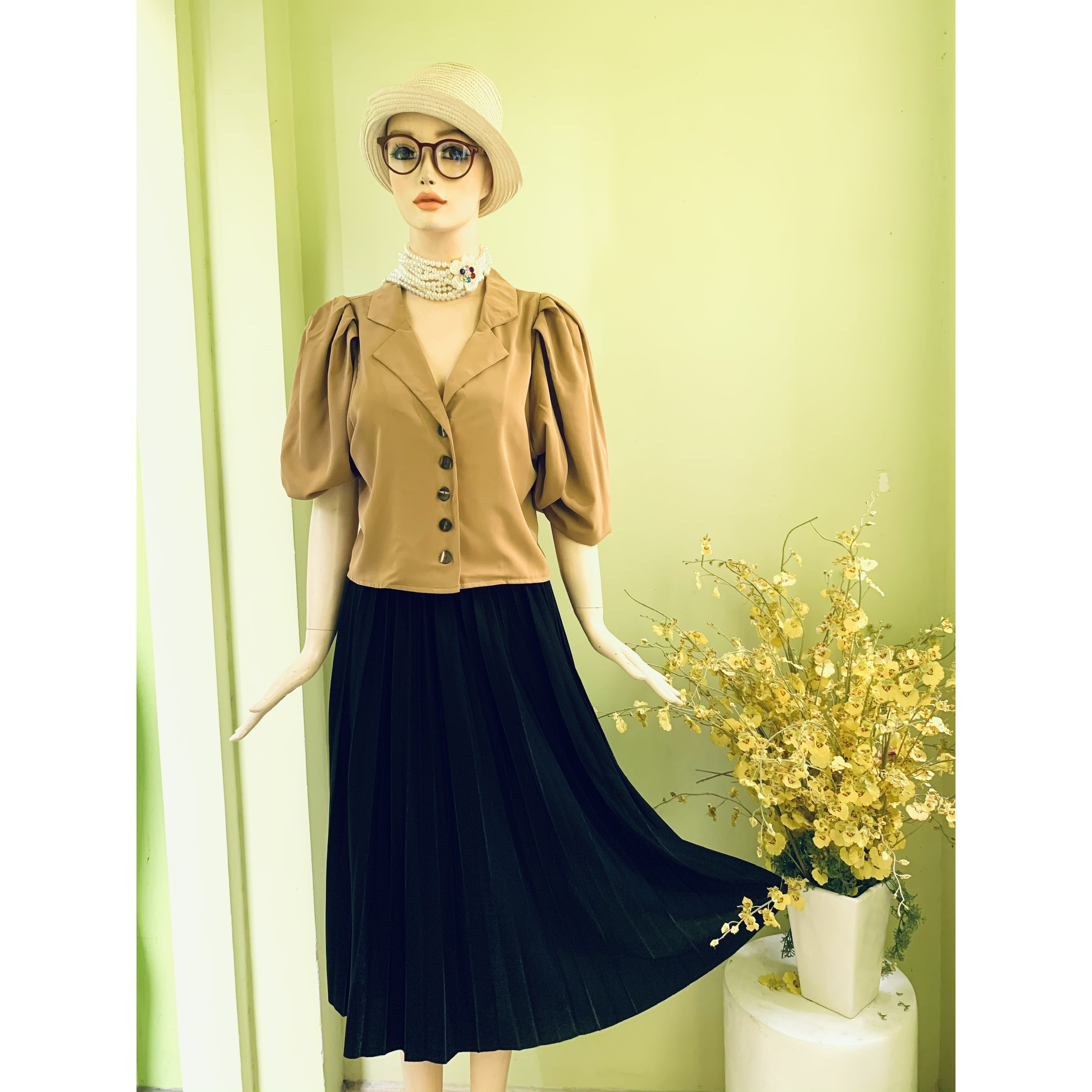 Áo lụa cổ vest tay phồng form ngắn
