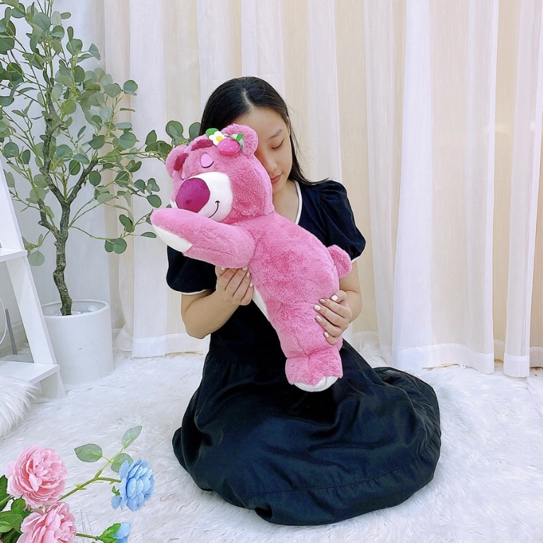 Gấu bông Lotso nằm siêu dễ thương – Size từ 40 đến 90 cm – Quà tặng thú nhồi bông tai dâu nằm – Gối ôm hugging bear cho bé ngủ ngon