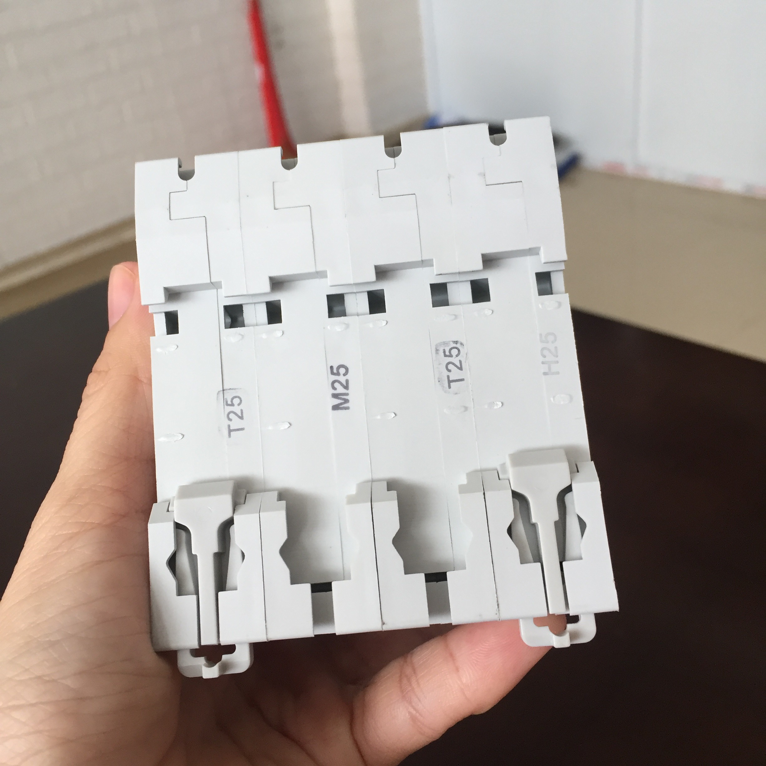 Cầu dao điện hai chiều CB Bộ ngắt mạch cho Solar Năng Lượng Mặt Trời GIVASOLAR GEYA AC 400V