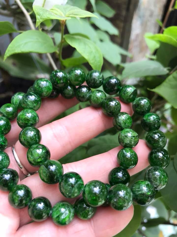 VÒNG TAY ĐÁ DIOPSIDE 10MM ĐẸP XUẤT SẮC LUÔN 100% ĐÁ DIOPSIDE TỰ NHIÊN CAO CẤP ĐẸP ĐEO SANG TAY NỮ MỆNH MỘC MỆNH HỎA CHUẨN HỢP MÀU XANH LÁ NGỌC SÁNG BÓNG ĐẸP XINH
