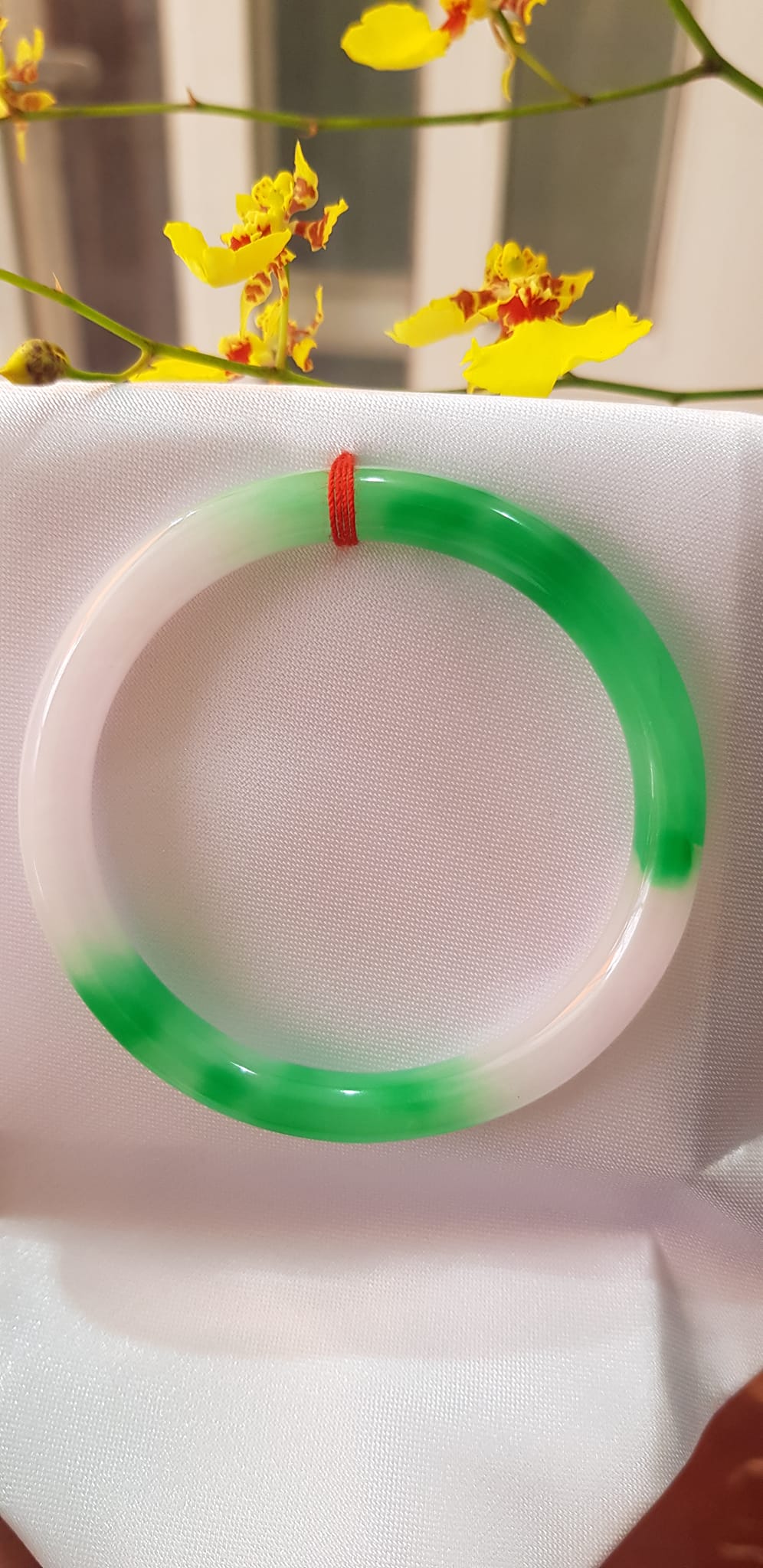 Vòng tay đá Cẩm Thạch mới TR Lý 51mm x cọng 6,2mm Màu Xanh lý 2 bên trắng đều đẹp Nữ 50kg - 53kg đeo lên xinh tay lắm luôn ạ món quà tặng ý nghĩa ạ