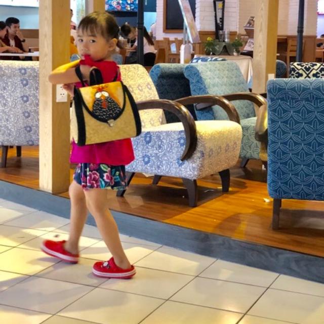 Balo nhí đan cói cho bé