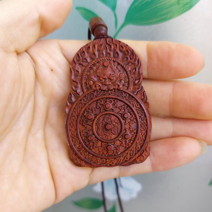 Dây chuyền phong thủy Phật A Di Đà bằng gỗ Đàn Hương - Phật Bản Mệnh Tuổi Tuất, Hợi - S1