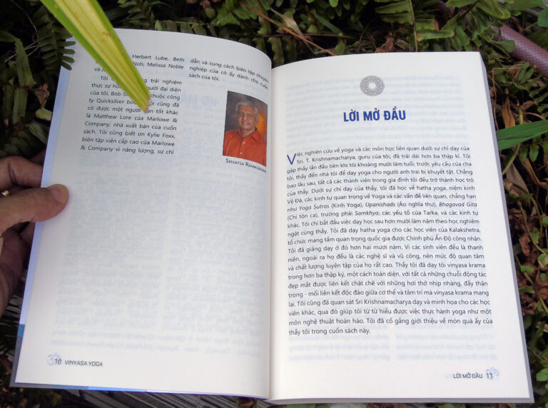 Vinyasa Yoga - Hợp Nhất Cơ Thể Và Tâm Trí Bằng Hơi Thở - Srivatsa Ramaswami - (bìa mềm)