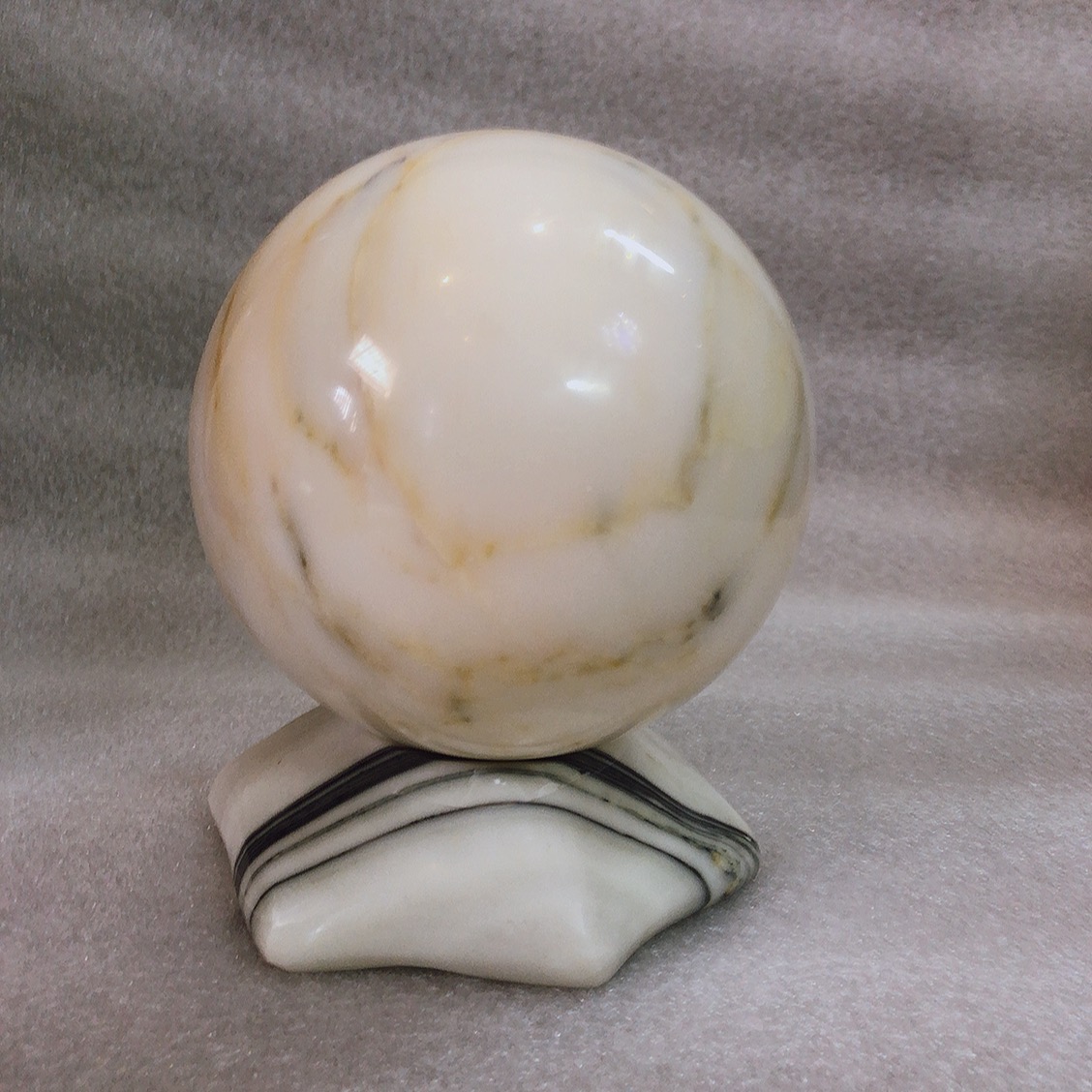 Cầu bi phong thủy đường kính 12.5 cm màu Trắng cho người mệnh Thủy và Kim đá tự nhiên Việt Nam