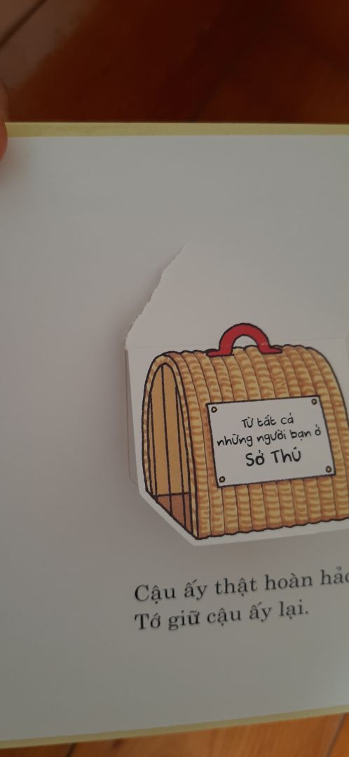 Truyện vừa nhận mà đã bị rách phần lật giở, mép bị trầy xước sẵn