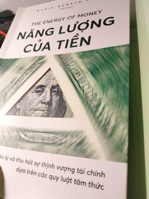 Không chắt lọc được điều gì từ sách. Càng đọc càng thấy loạn tâm. Diễn giải quá dài dòng, không có nhắm vào nội dung cụ thể. Chỉ đọc qua loa vì rất sợ cái mà sách đề cập đến là Tâm Viên Mã Ý - gọi là tạp niệm cho xong lại còn tâm với chả viên mã với chả ý. Gạt bỏ cái tạp niệm trong mình đã khó rồi chả nhẽ lại vơ thêm tạp niệm của tác giả. Nội dung chủ yếu là những trải nghiệm tiêu cực của các nhân vật trong các mẩu chuyện, đến cuối cùng vẫn là những trích dẫn.