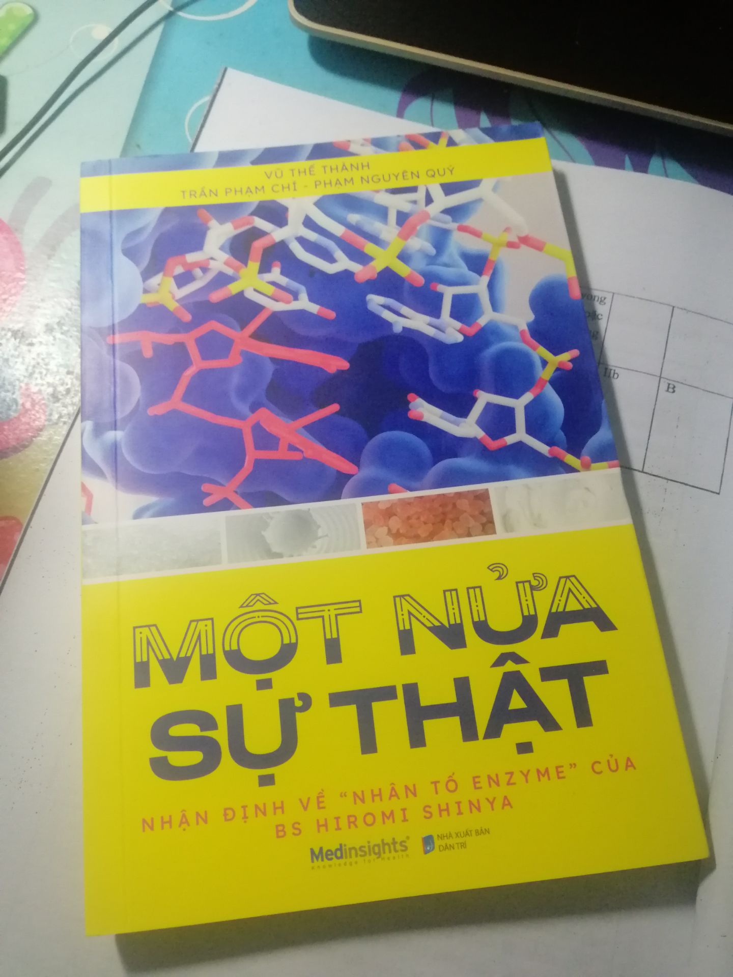 Một cuốn sách hay của Medinsights! Sách cho chính chúng ta thây được góc phản biện xác thực về Nhân Tố Enzyme - quyển sách làm mưa làm gió một thời