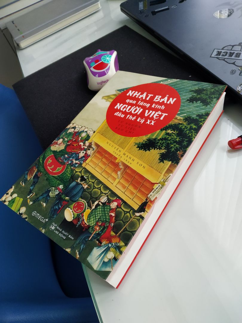 Sách bị dập góc nhẹ, giá thì rất OK, giao hàng nhanh.