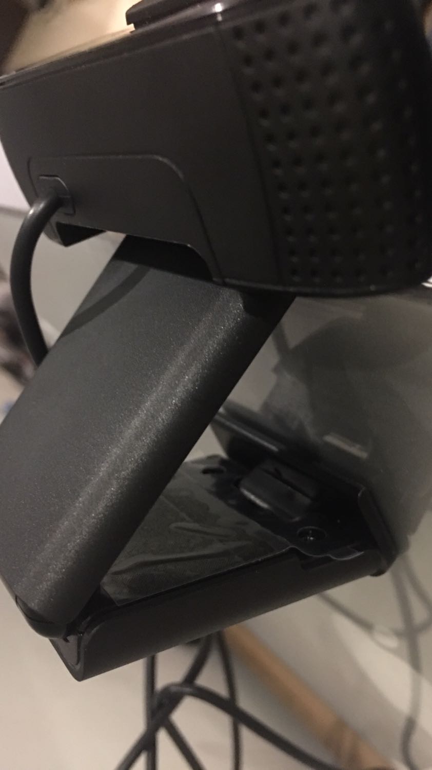 Mình mới nhận hàng thôi, *** sơ thì thấy cũng tạm ổn. Nhưng có điều rất không hài lòng mà đóng gói hộp sơ sài, đã vậy khi mình nhận thì hộp lại không còn nguyên seal. Cảm giác như shop giao cho mình hàng trả lại của khách khác hay hàng trưng bày vậy! Vài hôm có vấn đề gì thì mình nhất định đổi trả. 

Setup đơn giản, lên địa chỉ webpage theo hướng dẫn để cài đặt logitune thì cái app đó lại dính sát vào một góc phải của màn hình mà không kéo ra được. Thành ra là cái app phụ mini đó cũng k dùng gì được.