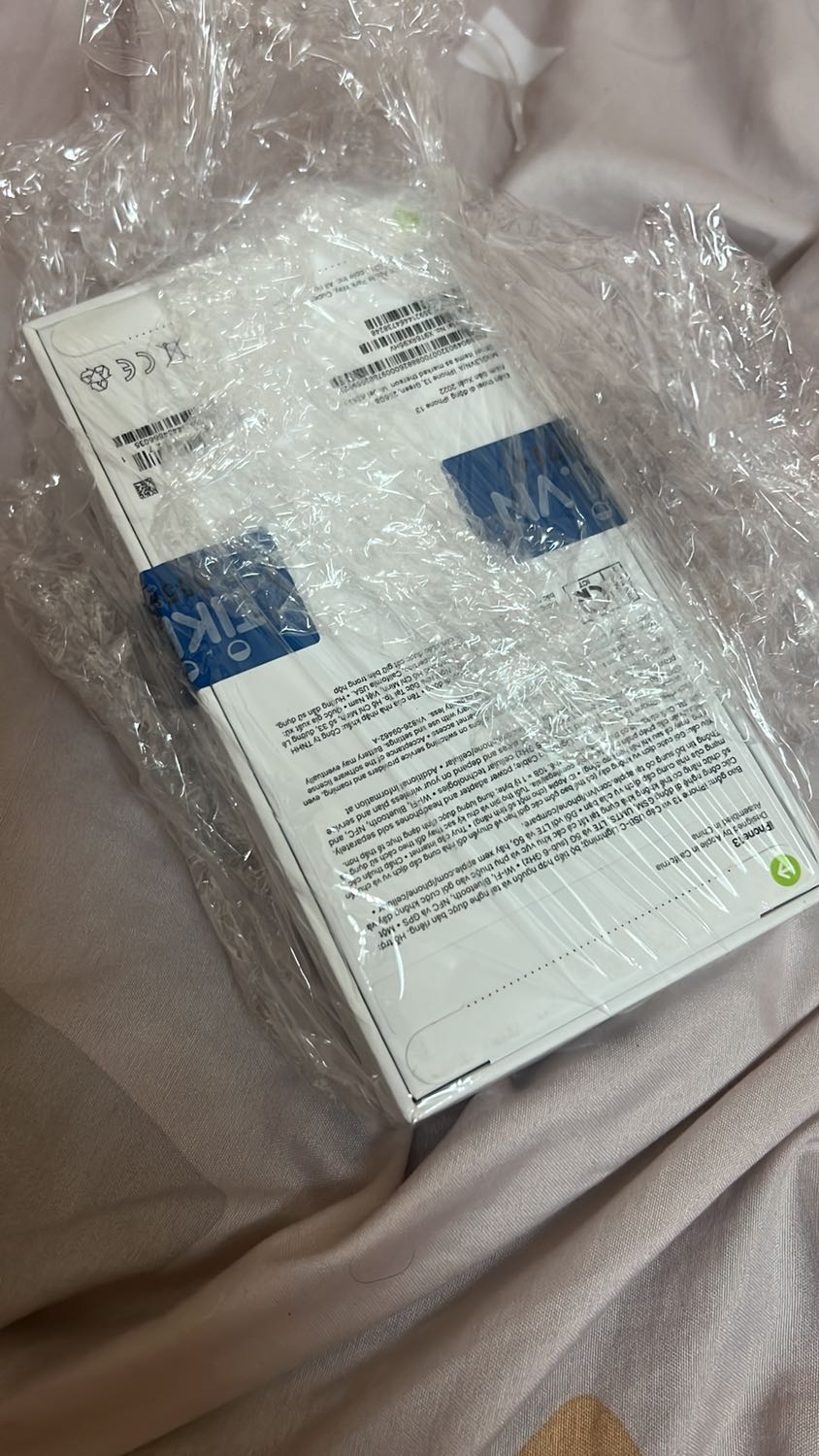 Giao rất nhanh trong sáng là đã nhận được. Hàng rất đẹp, màu xanh trầm nhìn đẹp lắm. Hàng nguyên seal luôn, máy ngoại hình nhìn qua thấy ổn, đẹp. Xài tầm vài ngày nữa mới biết nhưng ban đầu thấy ok rồi đó. Tiki đóng gói rất cẩn thận. Mình thấy rất hài lòng