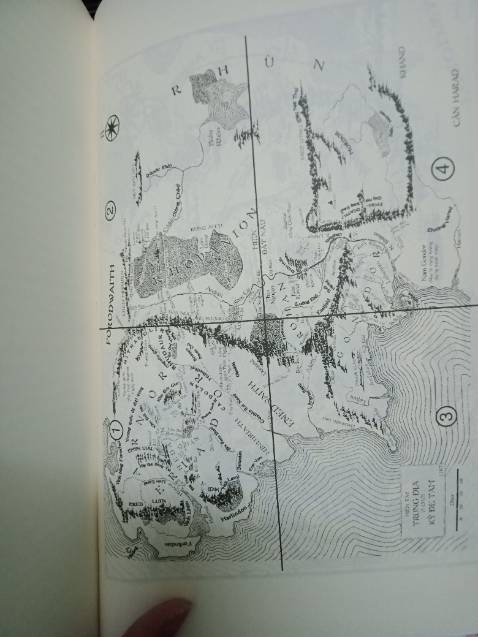 Đặt hàng giao siêu nhanh, sách còn mới và nguyên vẹn, sách được tái bản năm 2022, đằng sau mỗi cuốn đều có bản đồ giống như nhau, nội dung thì không cần phải bàn rồi, được dựng thành phim luôn, cảm ơn Tiki vì sản phẩm này.