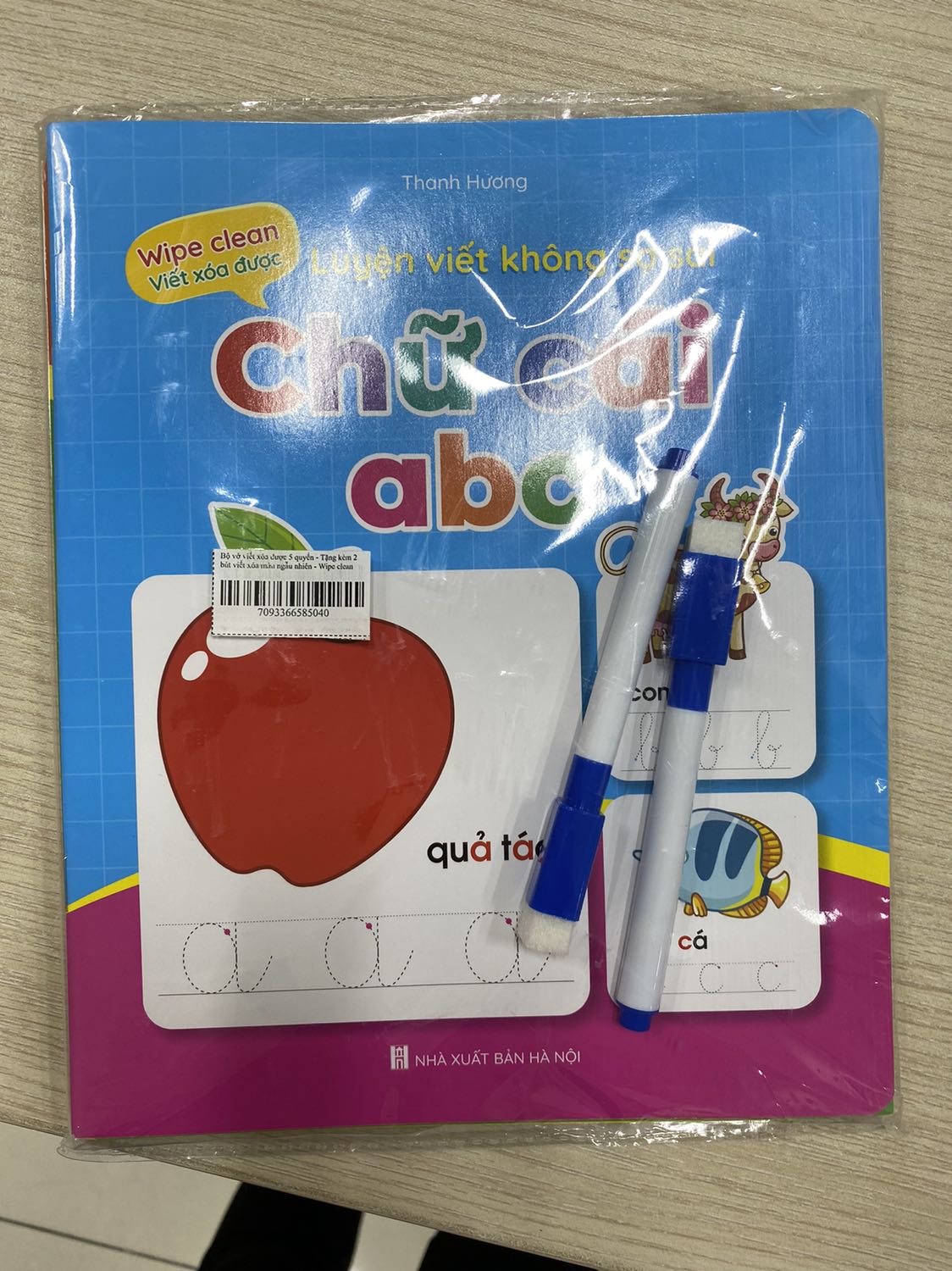 Mua 1 bộ được tận 5 quyển kèm 2 bút viết. Sách bóng, đẹp, hình ảnh rõ nét. Cũng có nhiều hình sinh động. Chắc con mình sẽ thích lắm.